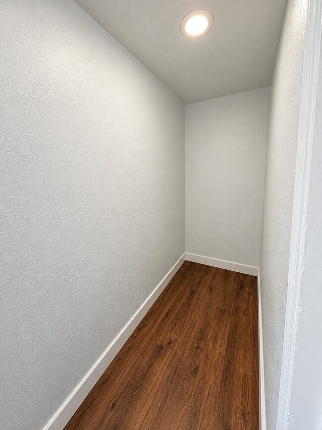 Foto del edificio - 4869 Corrigan Ave