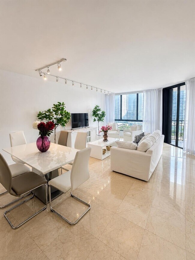 Building Photo - 520 Brickell Key Dr