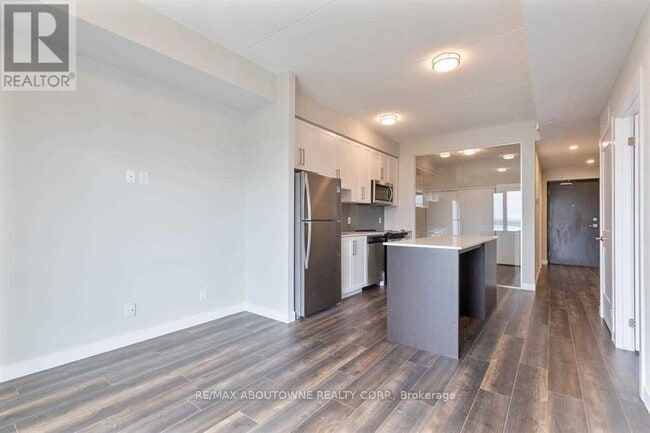 Building Photo - 15 Queen St S