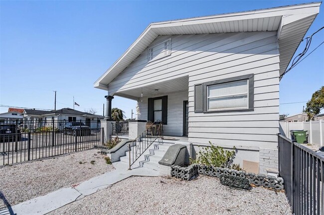 Building Photo - 2319 W Aileen St