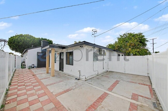 Building Photo - Unit B