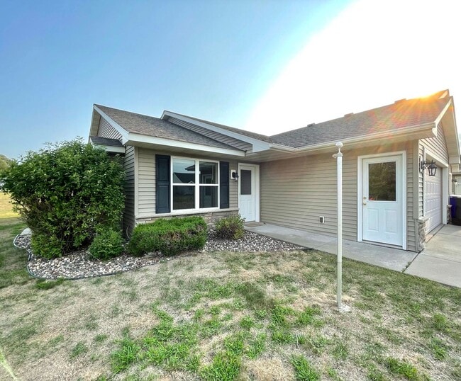 Building Photo - 2 Bedroom, 1.5 Bath Town Home