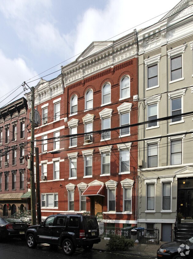 Building Photo - 704 Willow Ave