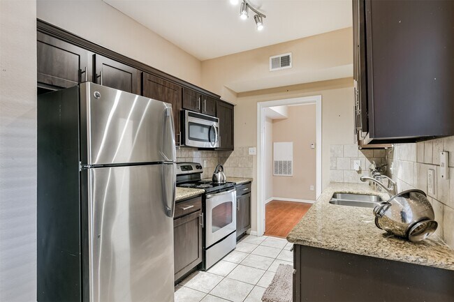 Building Photo - 2255 Braeswood Park Dr