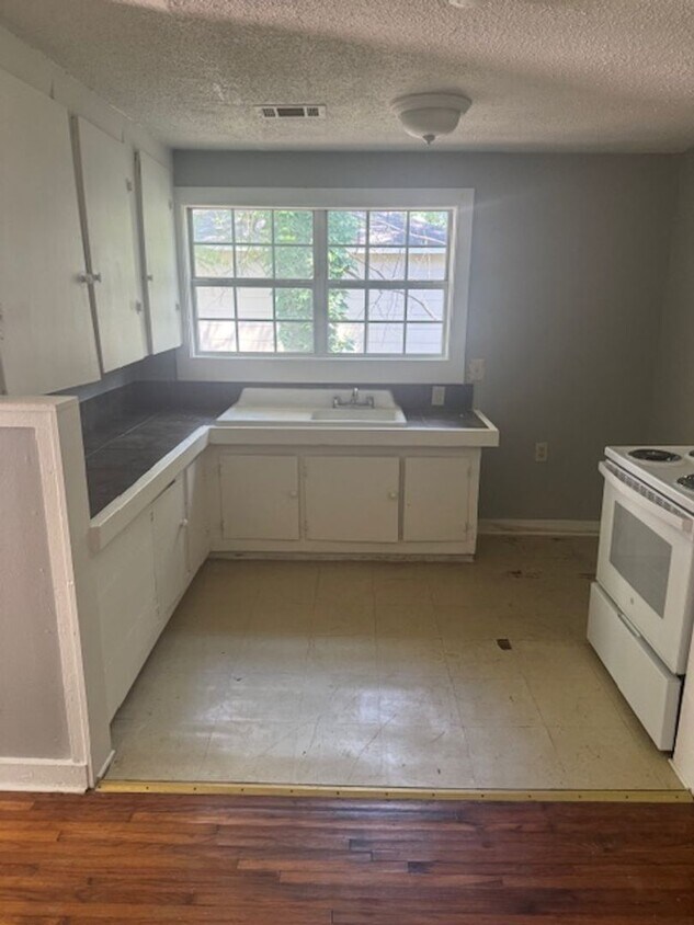 Building Photo - Renovated 1 Bedroom 1 Bath Unit for Rent!