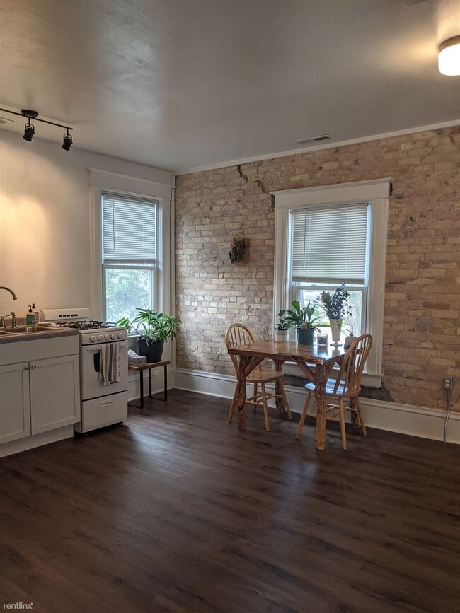 Building Photo - 1 br, 1 bath Triplex - 439 W Washington St...