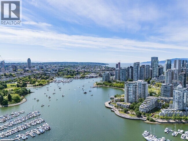 Photo du bâtiment - 1067 Marinaside Crescent