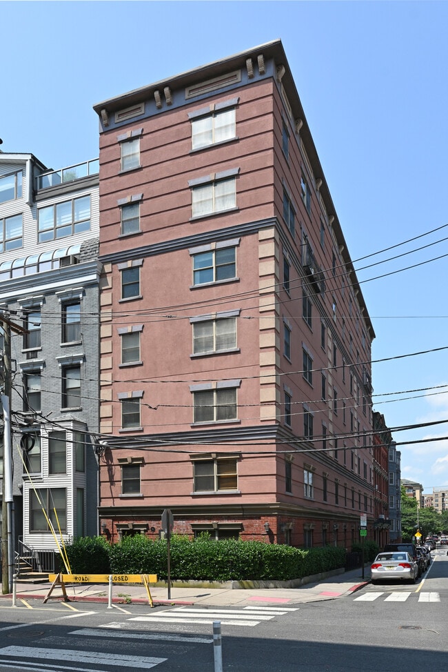 Building Photo - 84 Bloomfield St
