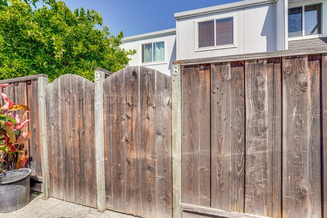 Building Photo - Spacious 3BR 1.5BA townhouse in Mountain View