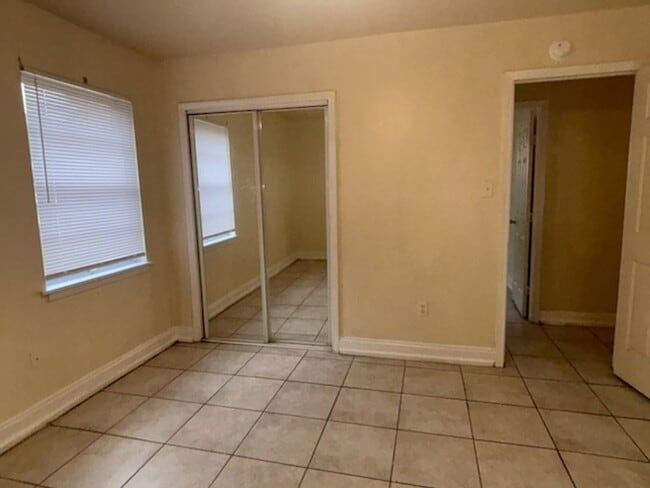 Building Photo - 1853 Smallwood St