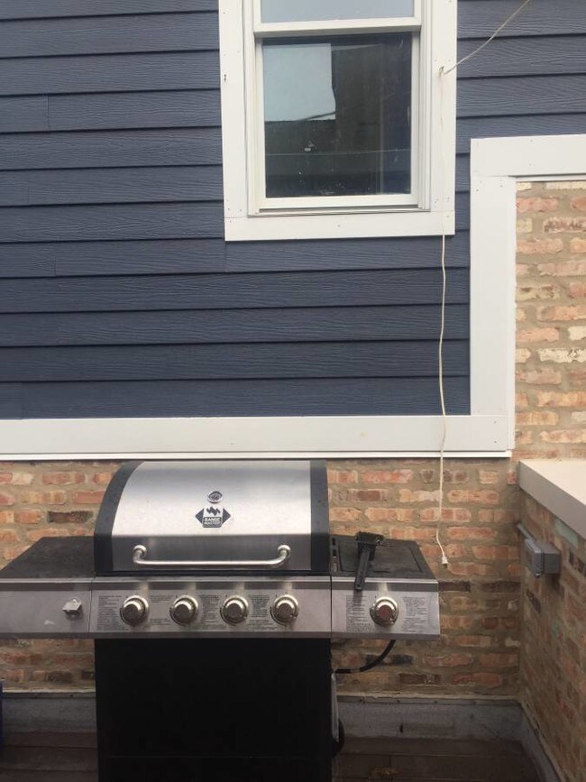 Grill on deck - 2522 N Burling St