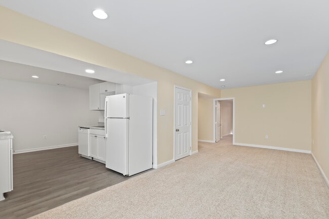 Building Photo - 10205 Waterford Dr