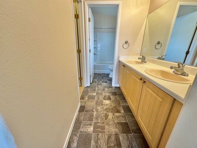 Foto del edificio - ***SUPER SPRING SPECIAL!!!  -$500 OFF FIRST MONTHS RENT IF MOVED IN 2 WEEKS!!*** COMFORTABLE 2-BE...