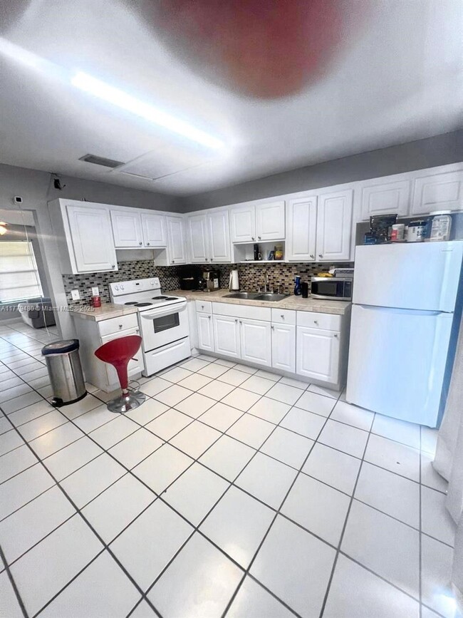 Building Photo - 4259 Royal Banyan Way