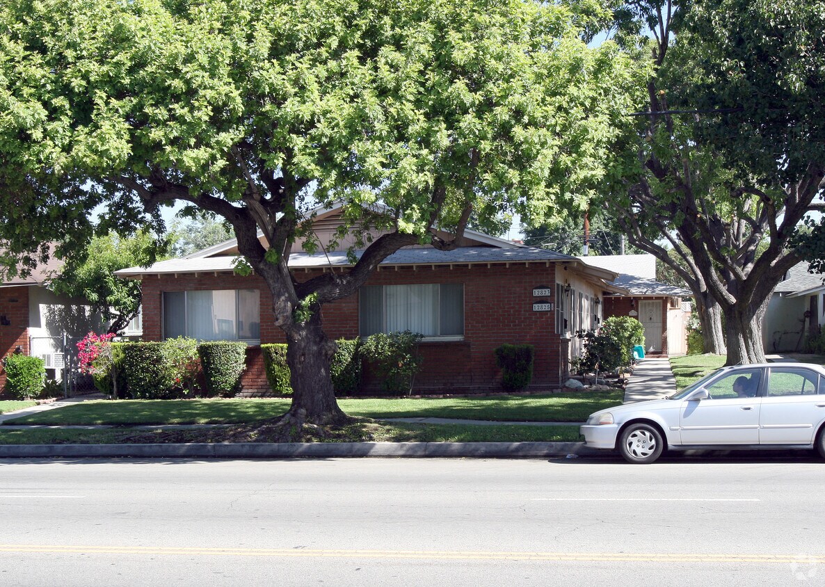 Building Photo - 12827 Oxnard St