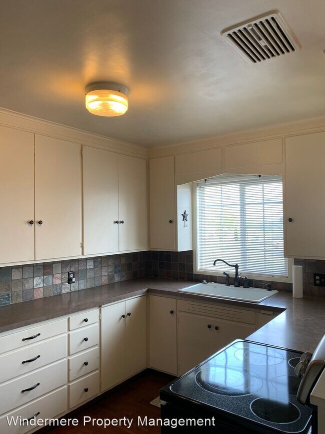 Foto del edificio - 4 br, 2 bath House - 5897 Malloy Ave