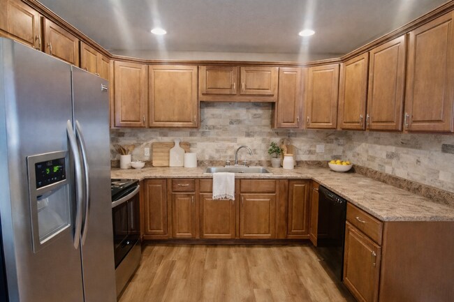 Foto del edificio - Great 5 bedroom ranch style home close to everything!