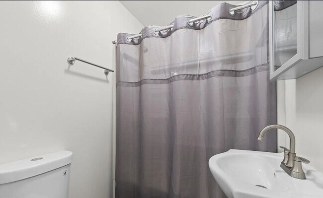 Foto del edificio - Stunning 4 Bedroom, 2 Bathroom home with modern upgrades