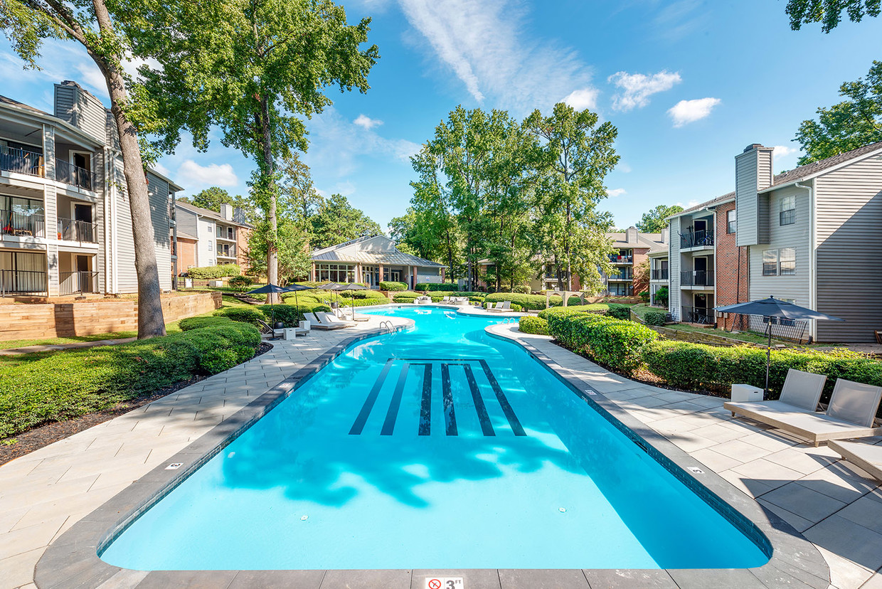 Piscina estilo centro turístico - Woodford Estates