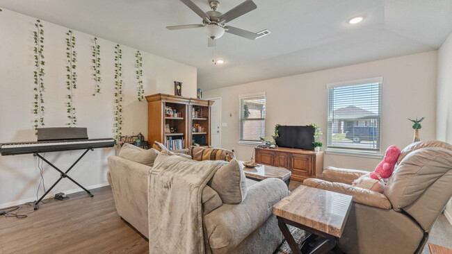 Building Photo - "Homey 3-Bed Oasis with Granite Elegance o...
