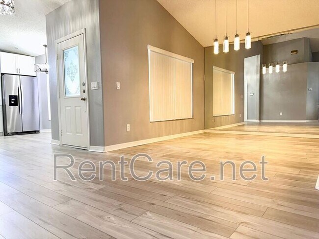 Building Photo - 127 S. Roma Way