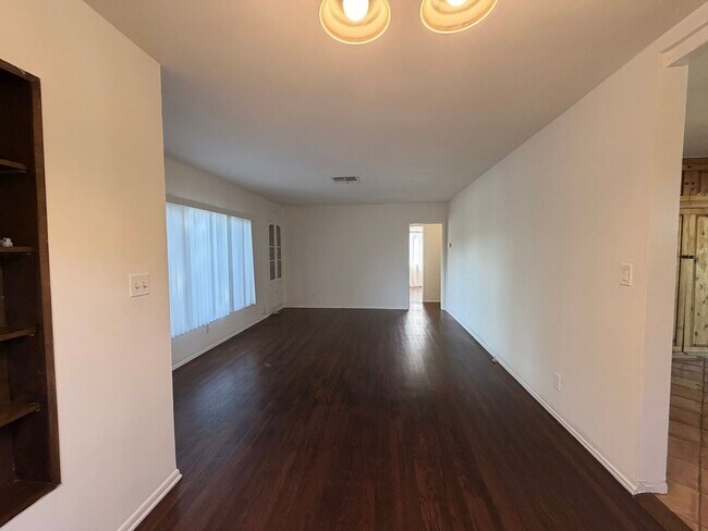 Foto del edificio - Charming 3BD Pool Home in Van Nuys | 2-Car Garage + Washer/Dryer + Central A/C