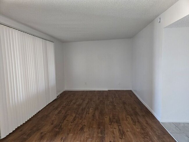Building Photo - Spacious 3 bed, 2 bath upstairs, condo in ...