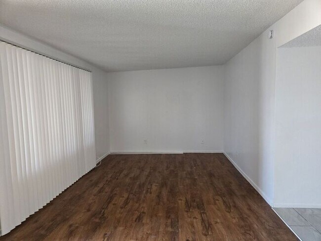 Foto del edificio - Spacious 3 bed, 2 bath upstairs, condo in ...