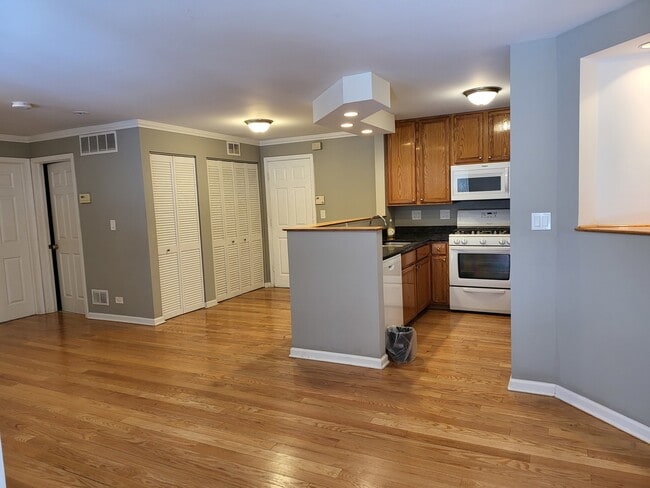 Building Photo - 2403 W Flournoy St