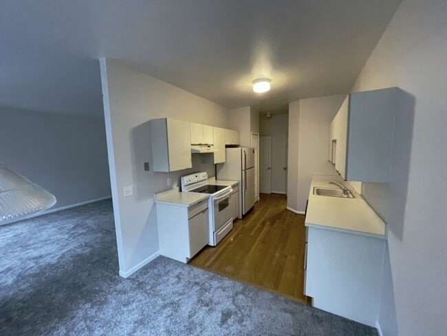 Building Photo - Spacious Condominium