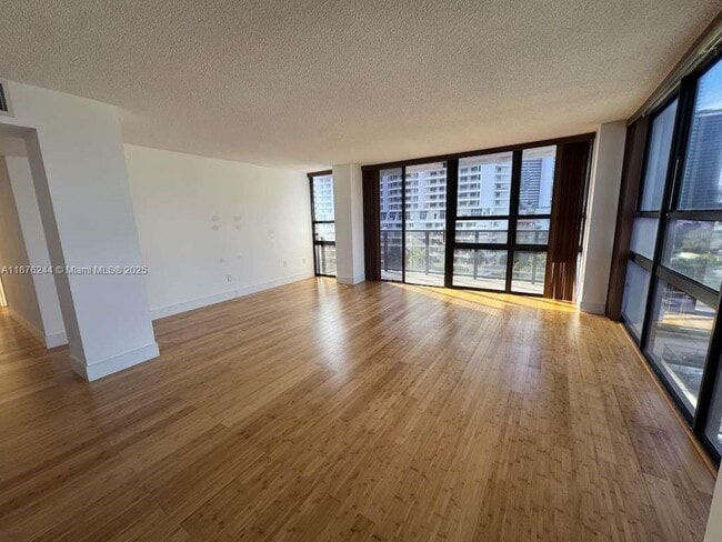 Building Photo - 600 NE 36th St