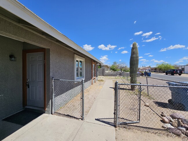Building Photo - 426 E Quail Ave