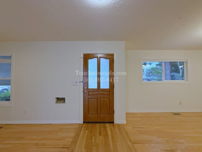 Building Photo - 980 NW Wallula Ave