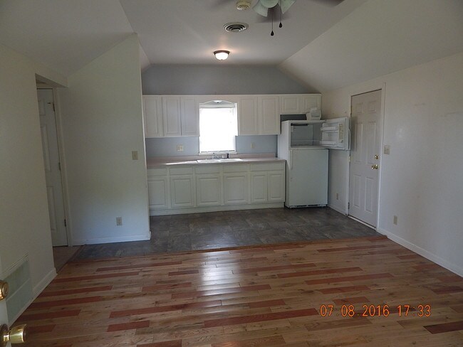 Building Photo - 602 Hospital Rd