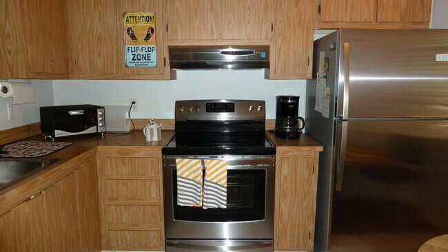 Building Photo - 14425 Strathmore Ln
