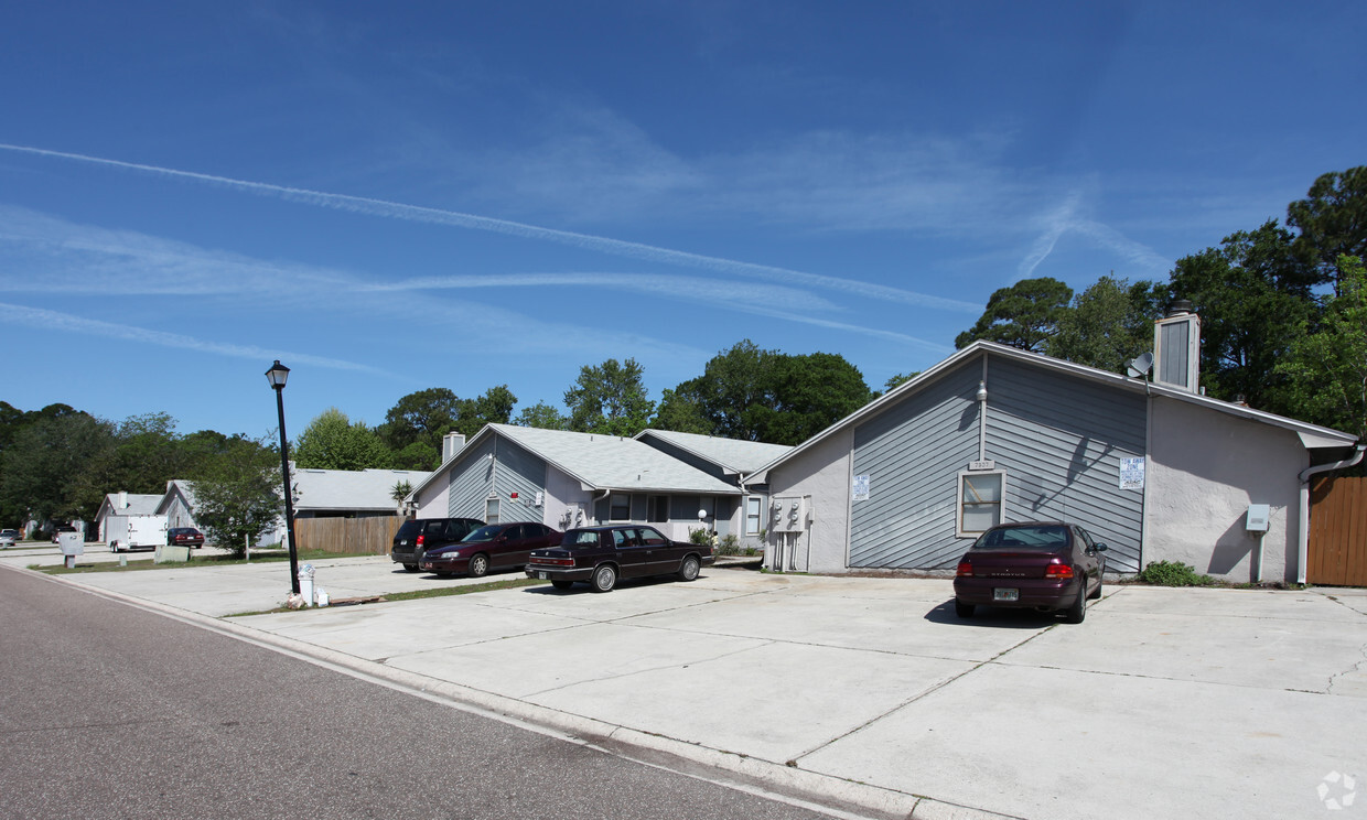 Primary Photo - Indian Lakes Apartments