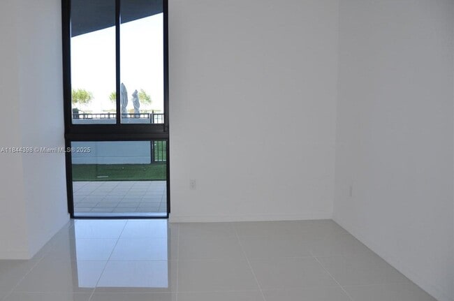 Foto del edificio - 5300 Paseo Blvd