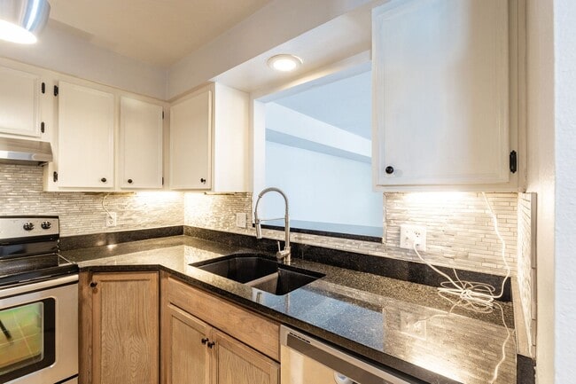 Building Photo - Newly Renovated 2 Bed 1.5 Bath Townhouse