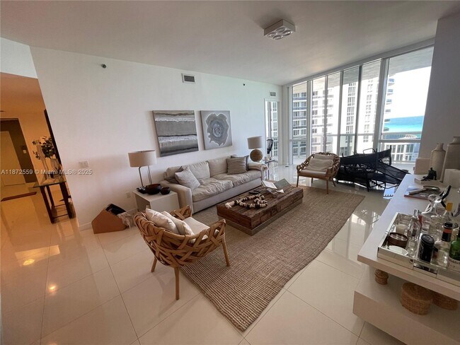 Foto del edificio - 15811 Collins Ave