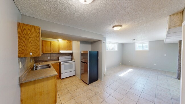 Building Photo - 9835 100a Ave