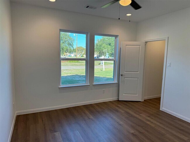 Foto del edificio - 6405 Carver Ave