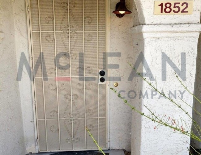 Foto del edificio - Two-Bedroom Townhome with Garage!