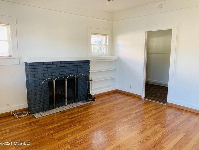 Living room - 616 E 8th St