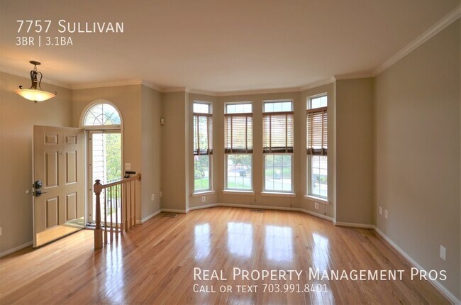 Building Photo - Beautiful TH in Island Creek of Alexandria!