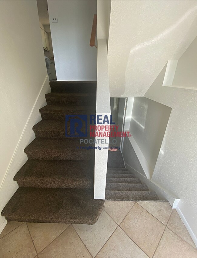 Building Photo - 2 Bed 2 Bath Duplex