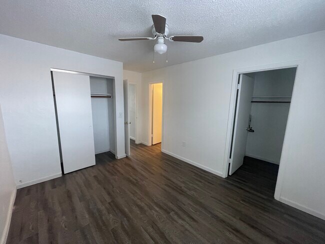 Foto del edificio - 1711 Dixon Blvd