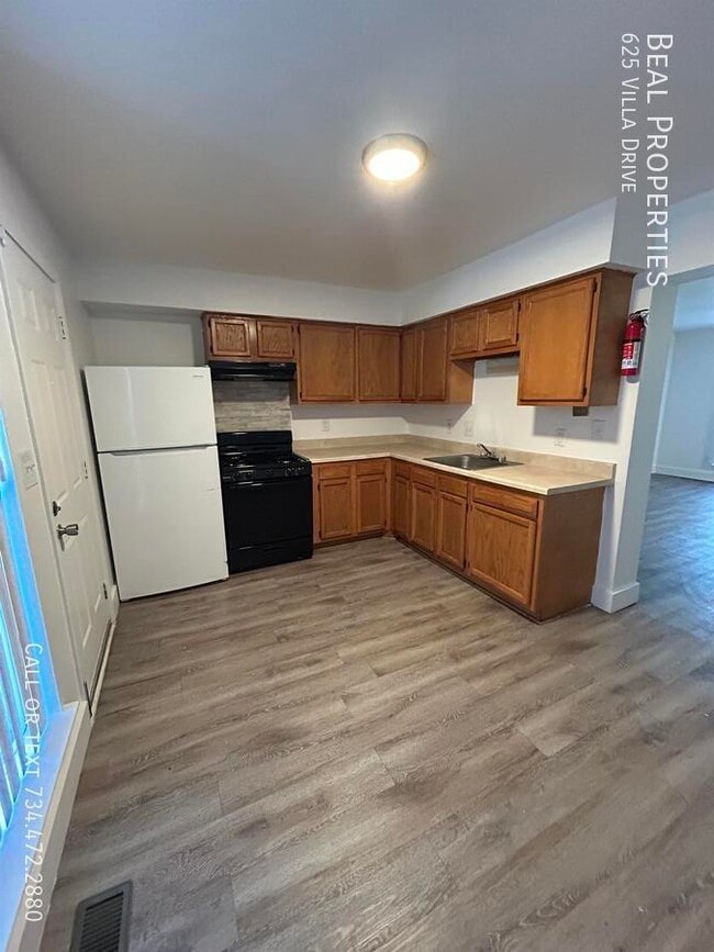 Building Photo - 625 Villa Dr