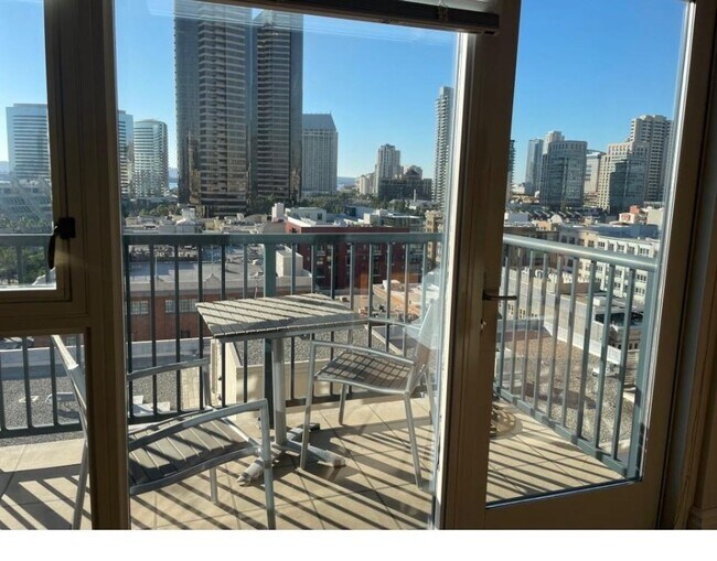 Building Photo - Downtown  1-Bed plus Loft 1bath 1 parking - Steps to Petco Park