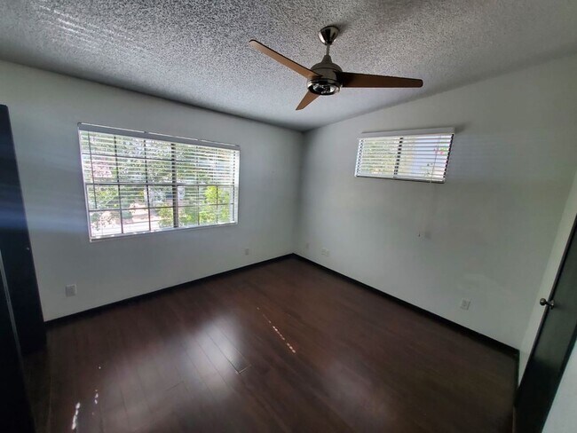 Foto del edificio - 120 Sunflower Ave