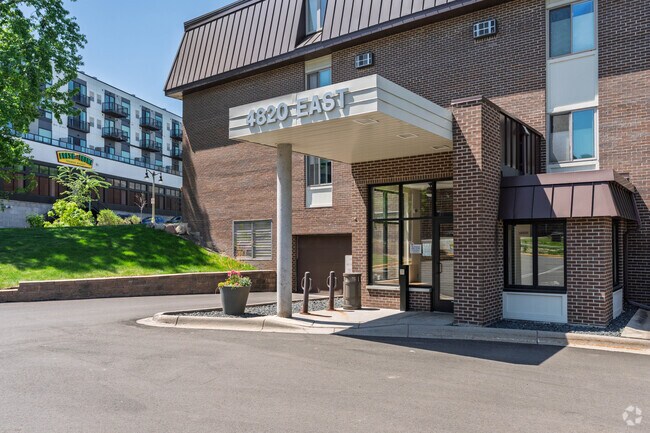 Foto del edificio - Wolfe Lake Apartments